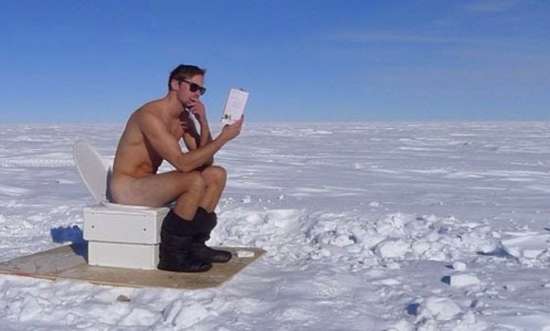 Девушка на лежаке у бассейна мужчина