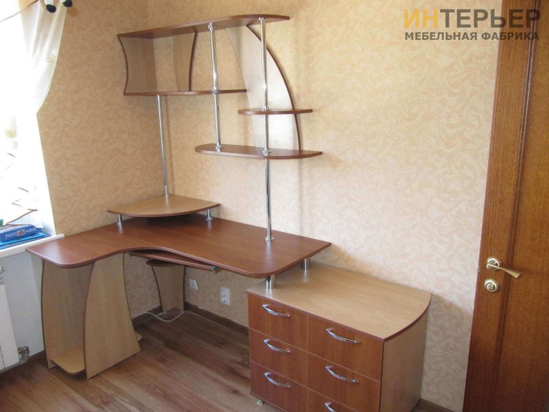 Компьютерный стол из ДСП