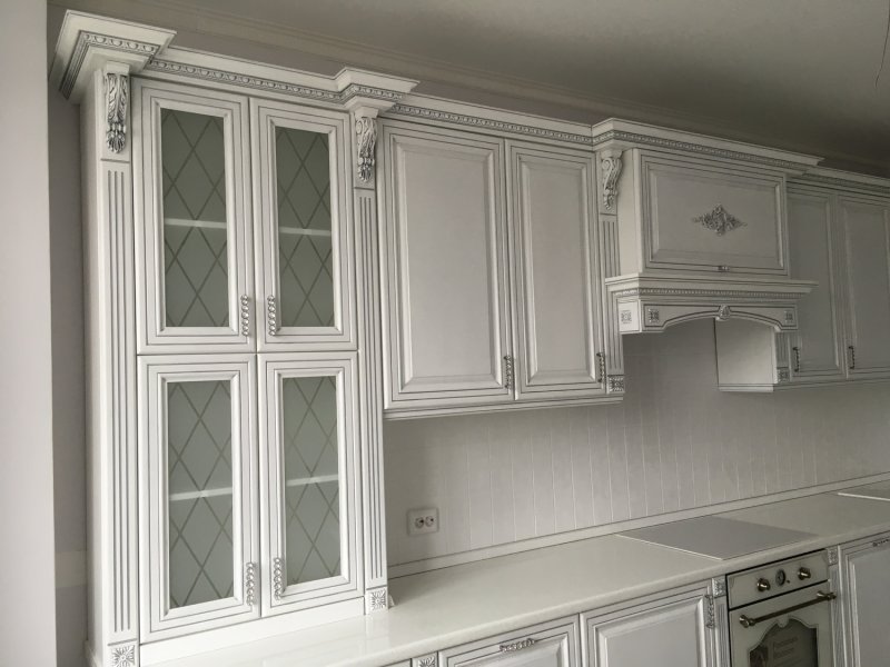 Белая кухня Неоклассика патина серебро
