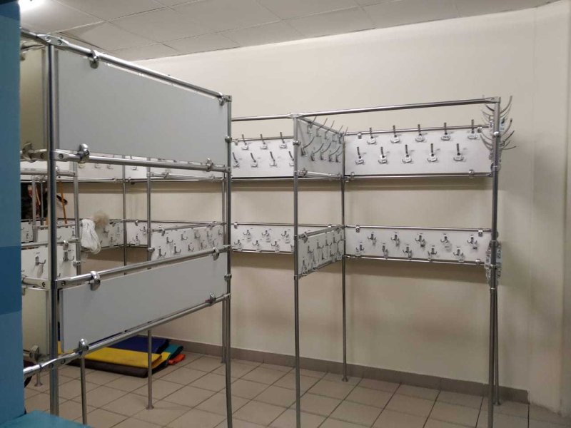 Перегородки из хромированных мебельных труб