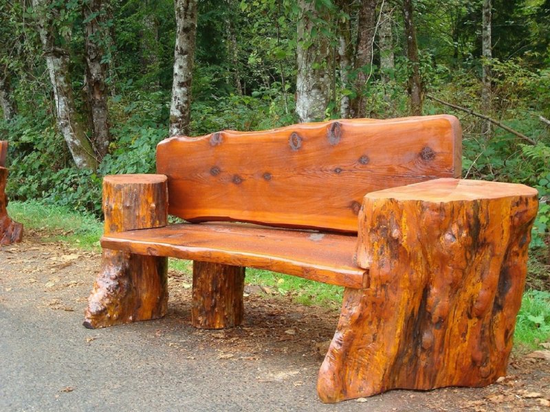 Скамейка из бревна