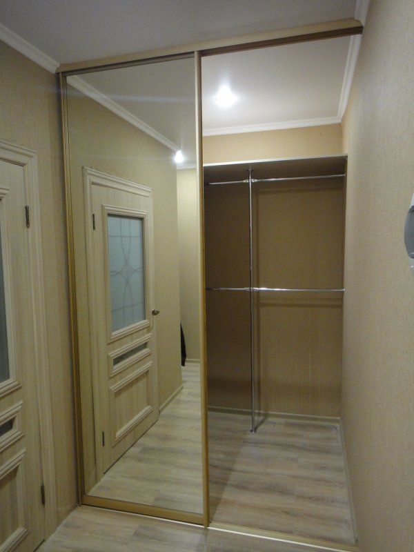 Шкаф в нишу в прихожей