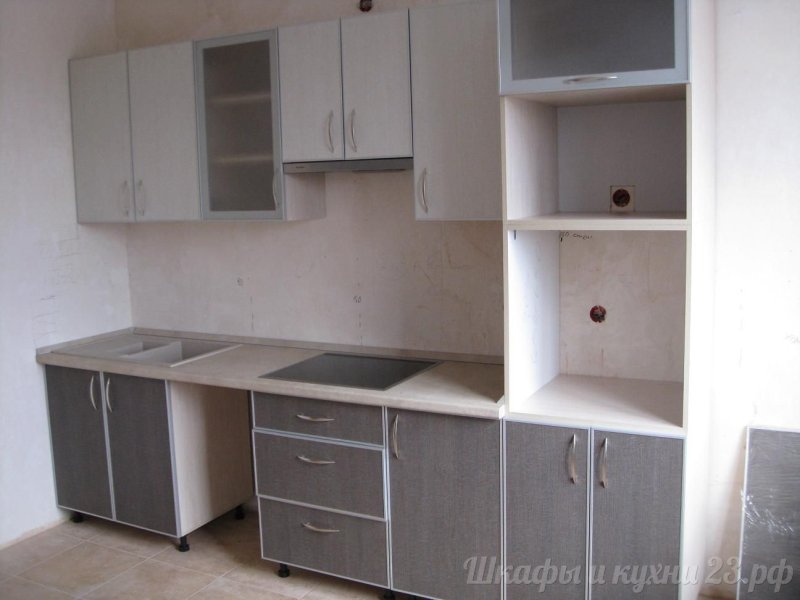 Серая кухни из пластика в алюминиевой рамке