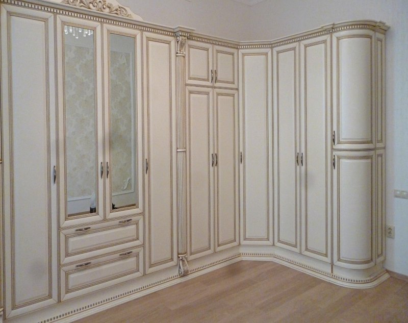 Угловой классический шкаф