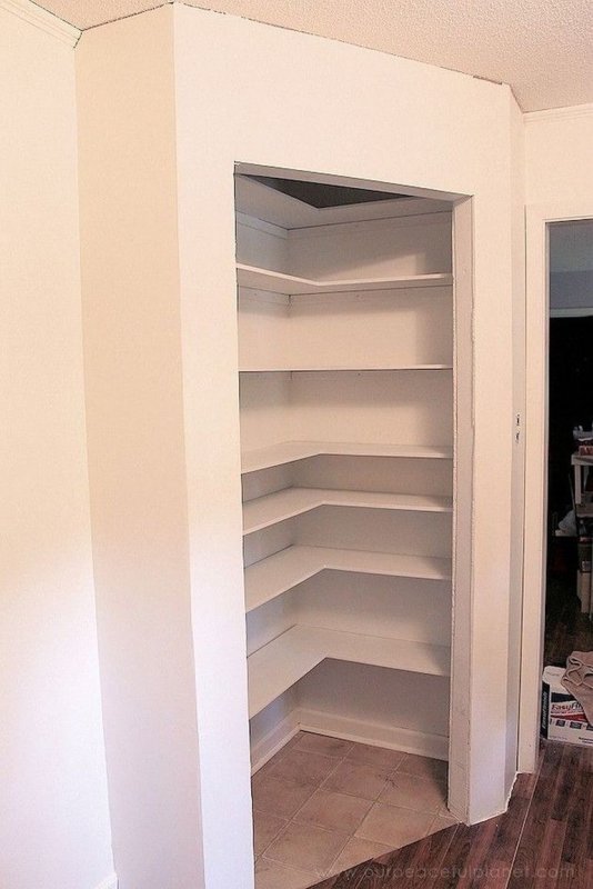 Угловая кладовка из гипсокартона