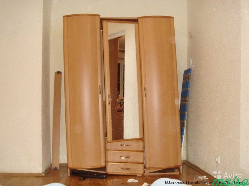 Сломанный шкаф