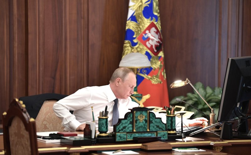 Владимир Путин в кабинете президента в Кремле