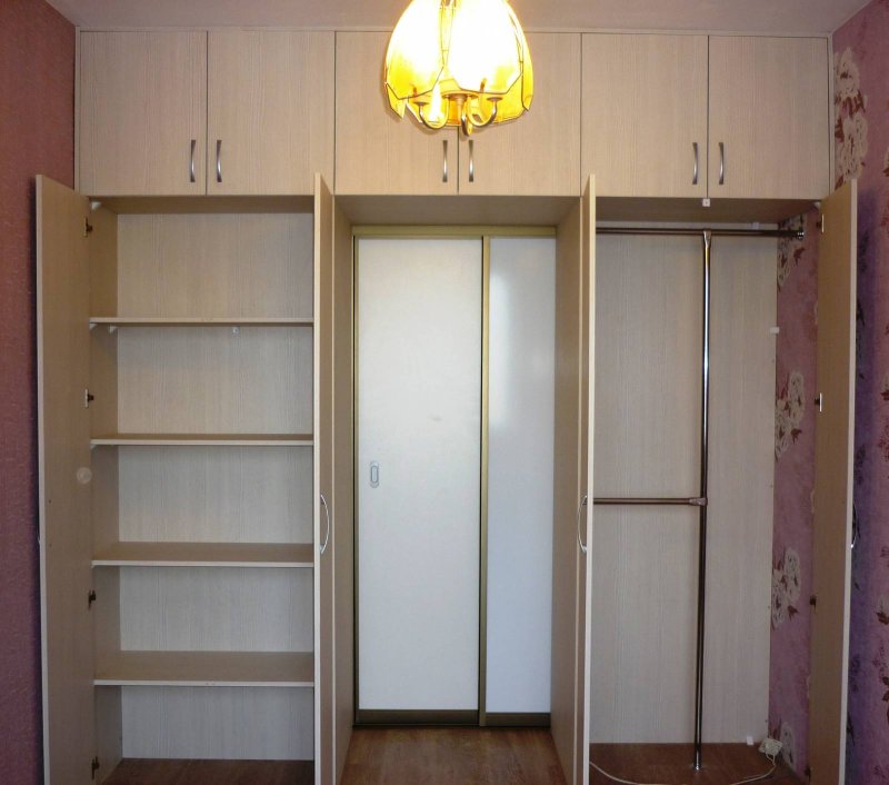 Шкаф с дверью в комнату