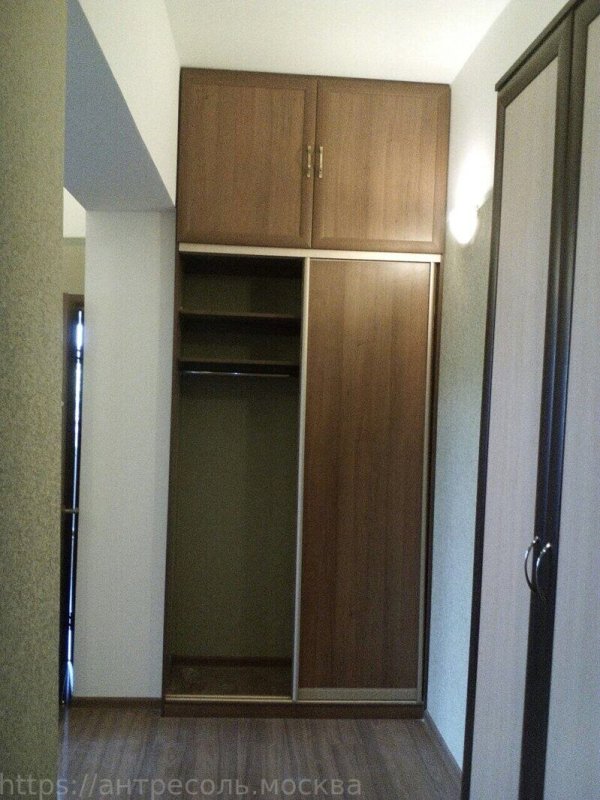 Шкаф в нишу в прихожей