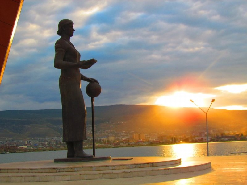 Памятники Махачкалы памятник русской учительнице