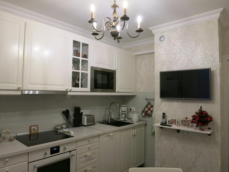 Белая кухня в реальной квартире