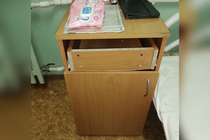 Поломанная тумбочка