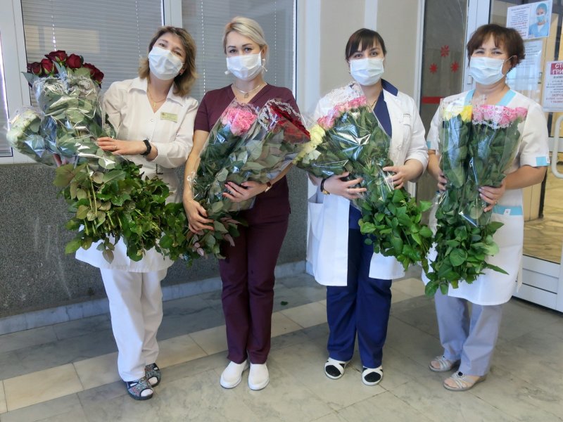Селфи с цветами в руках