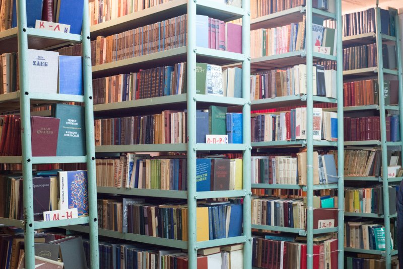 Библиотечные книжные стеллажи