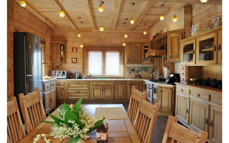 Классическая кухня в деревянном доме