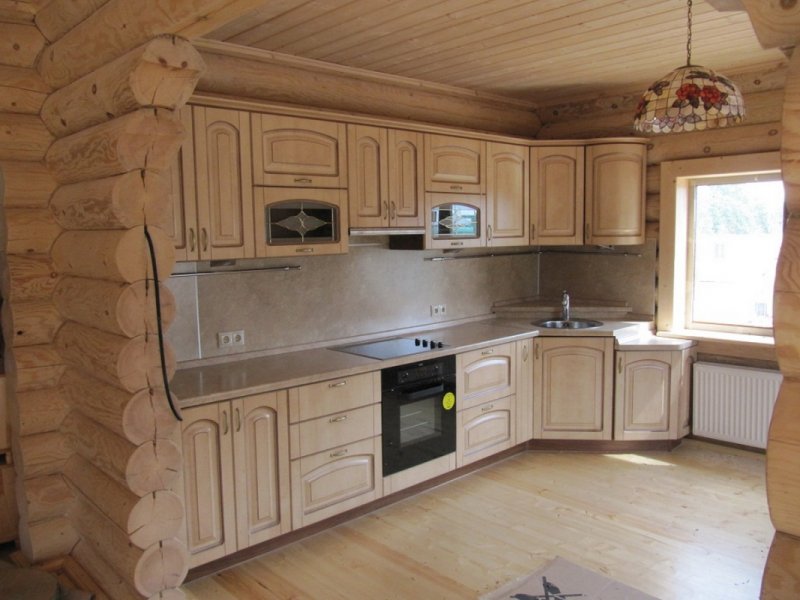 Угловая кухня в деревянном доме