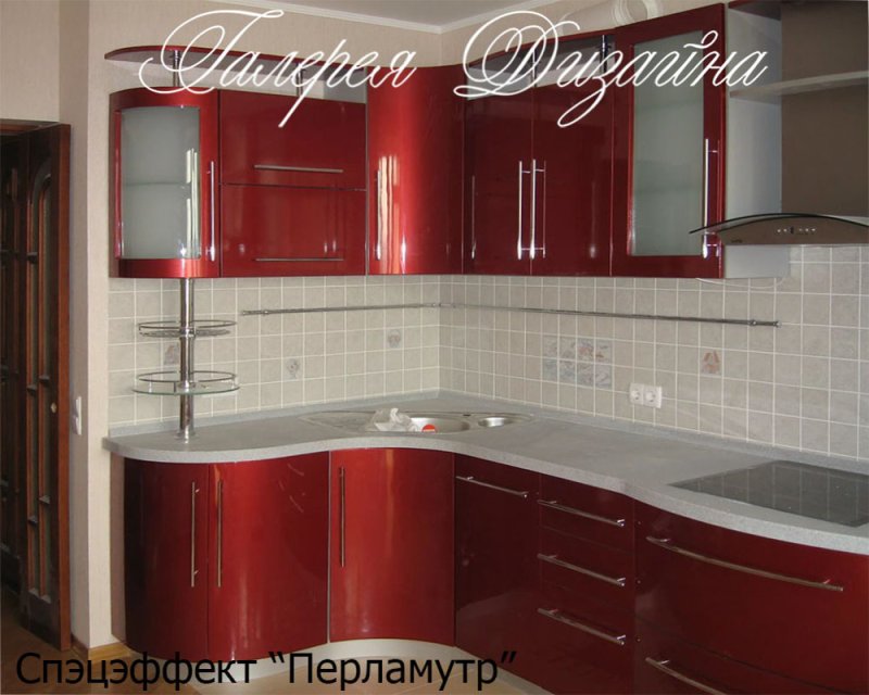 Кухня с гнутыми фасадами