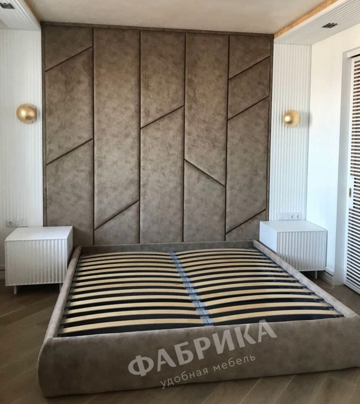 Кровать с изголовьем во всю стену