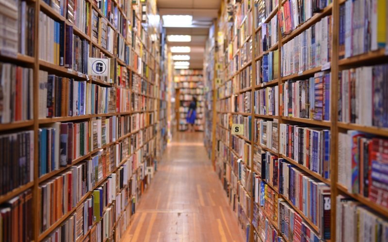 Книжные стеллажи в библиотеке