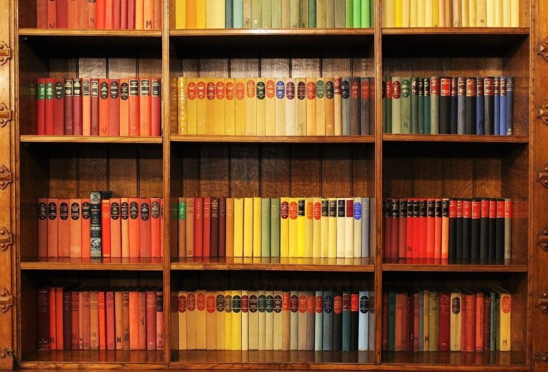 Книжный шкаф