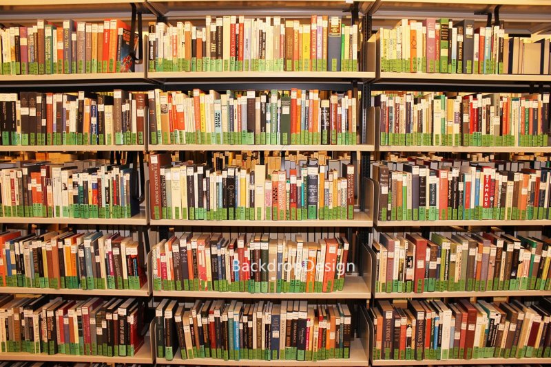 Полки с книгами в библиотеке