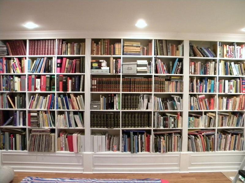 Комната с книжными полками