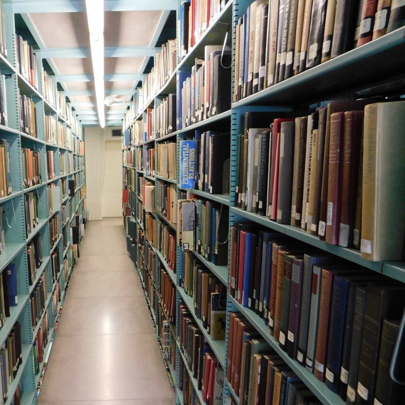 Книжные стеллажи в библиотеке