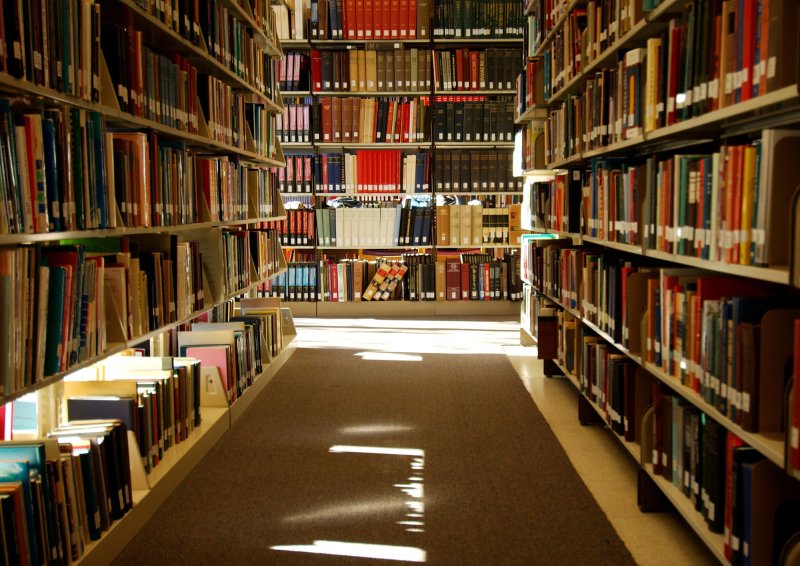 Стеллажи с книгами в библиотеке