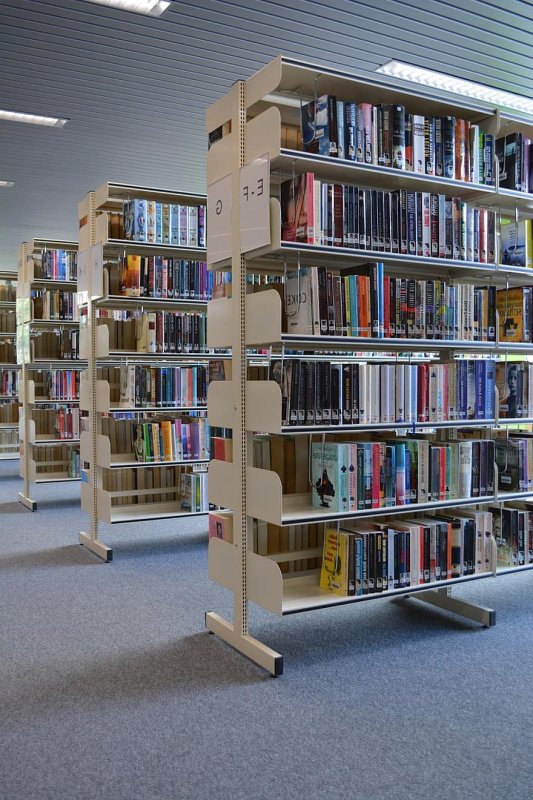 Стеллажи с книгами в библиотеке