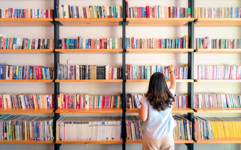 Книжные полки в библиотеке