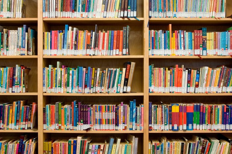 Полка для книг цветная
