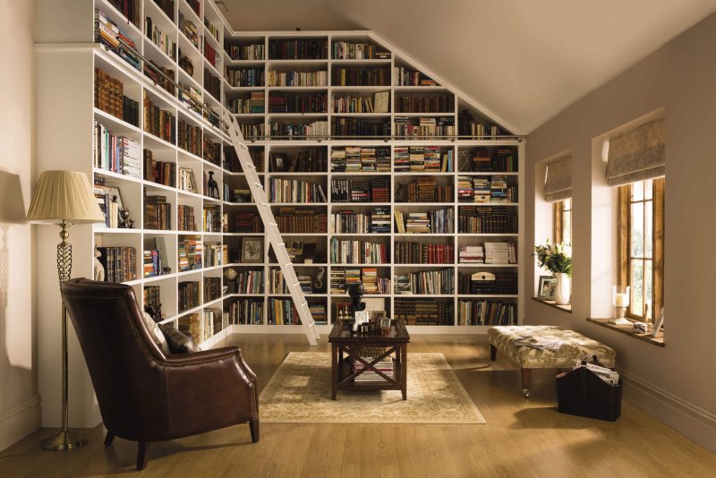 Комната с книжным шкафом