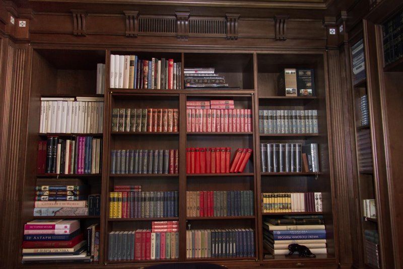 Книжные стеллажи в библиотеке