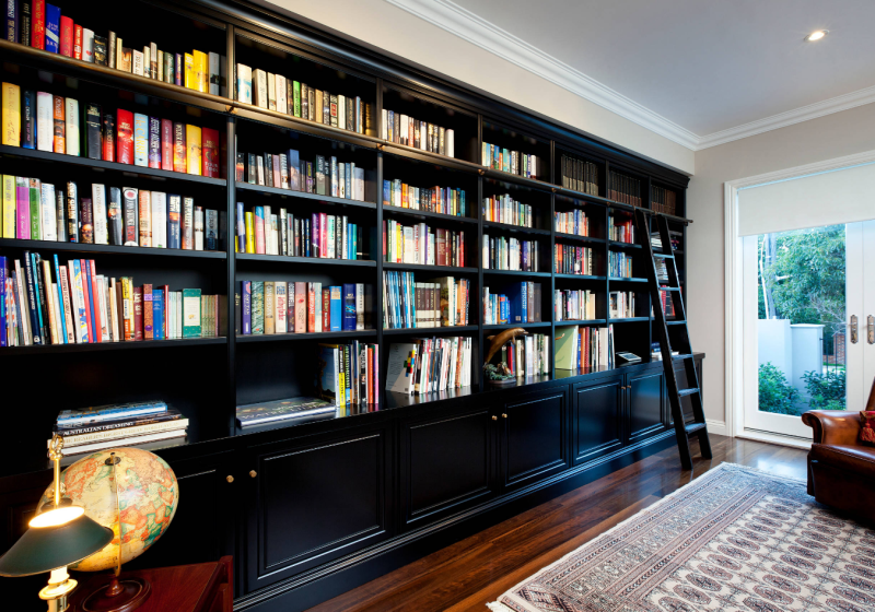 Книжные полки в кабинете