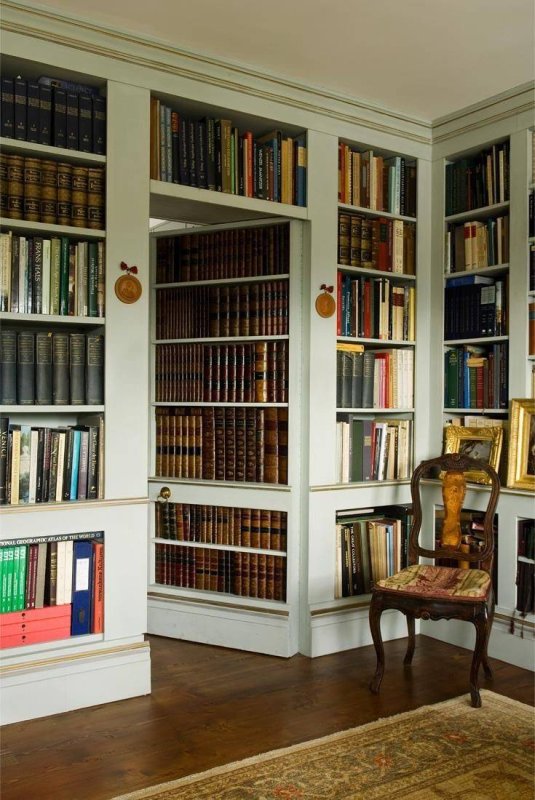 Комната с книжным шкафом