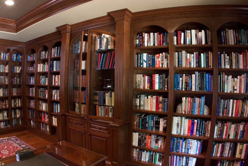 Книжные полки в кабинете