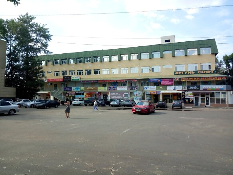 Уютная дверь в магазин