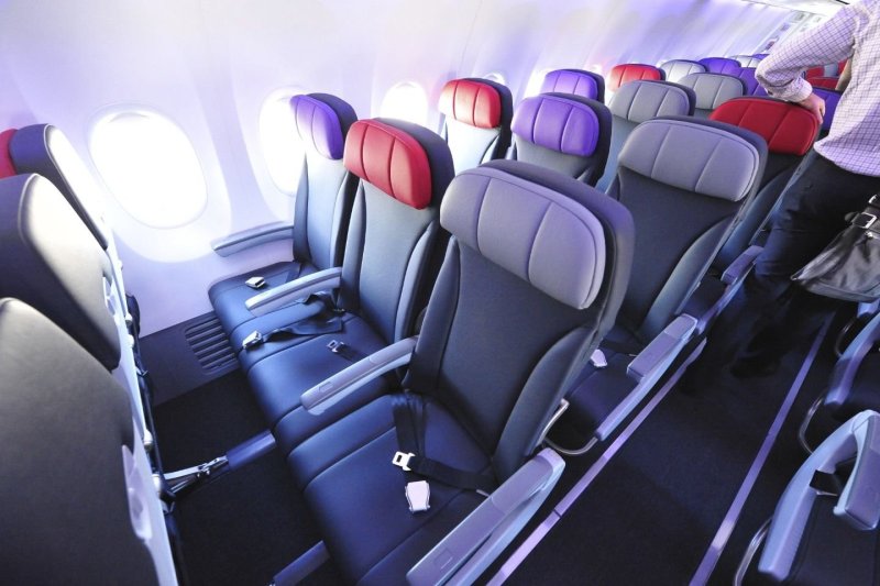 Боинг 737-800 салон первый ряд