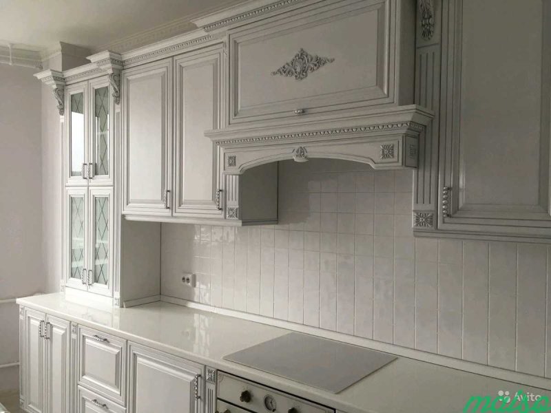 Белая кухня Неоклассика патина серебро