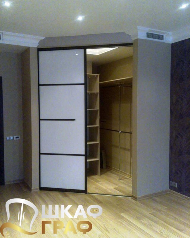 Угловая гардеробная в комнате