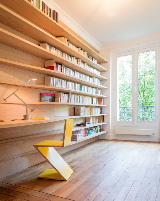 Книжные полки во всю стену