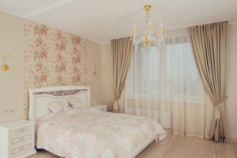 Красные шторы в гостиной