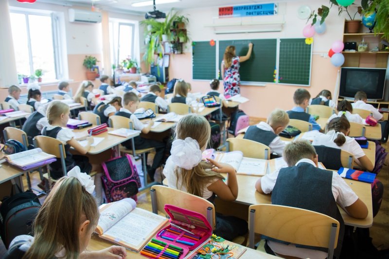Школьники в классе