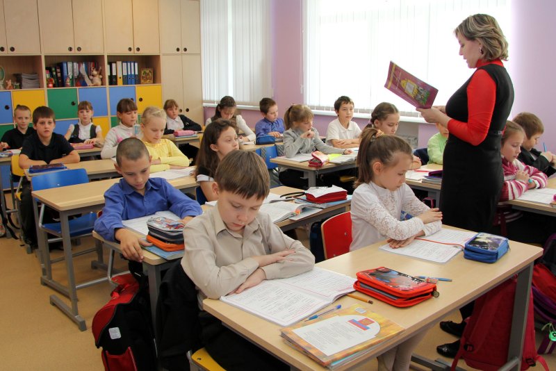 Дети в школе за партой