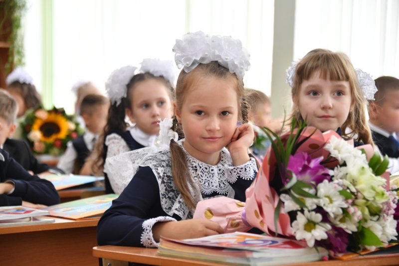 Первоклашки за партами 1 сентября