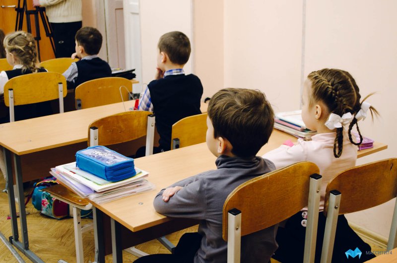 Дети сидят за партой в школе