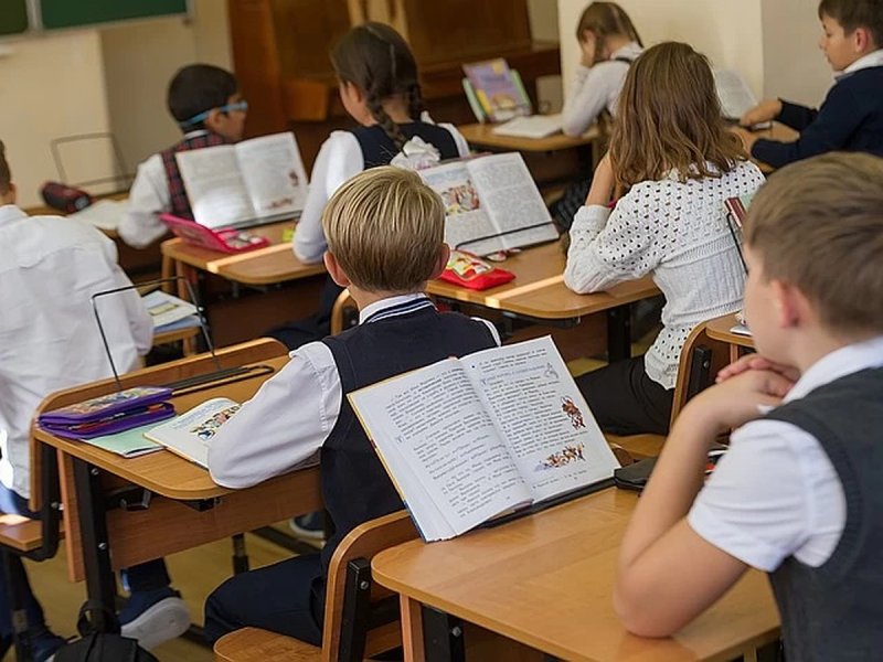 Ученики в классе со спины