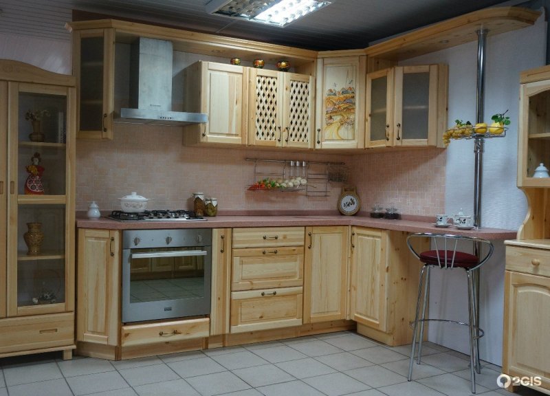 Сосновая мебель на кухне