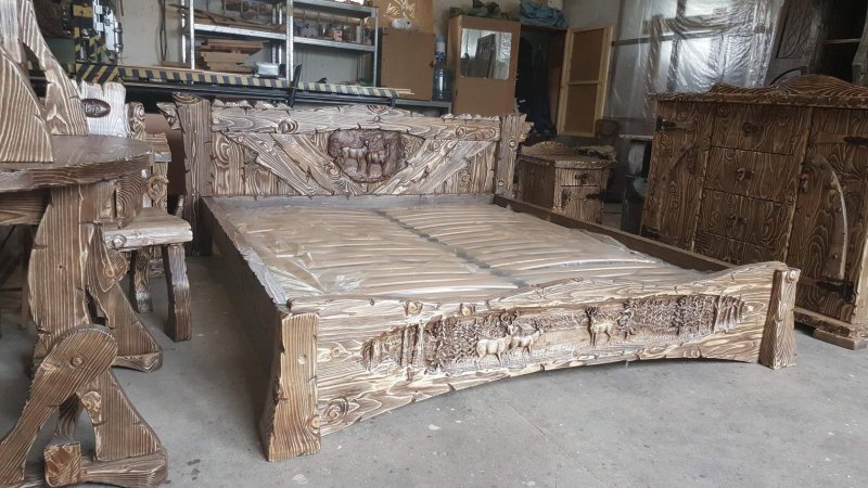 Кровать резная из дерева под старину