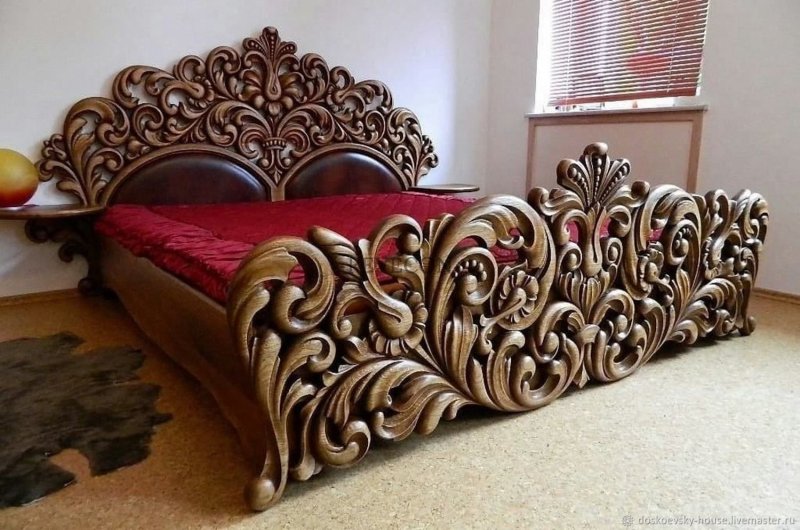 Резная кровать из дерева